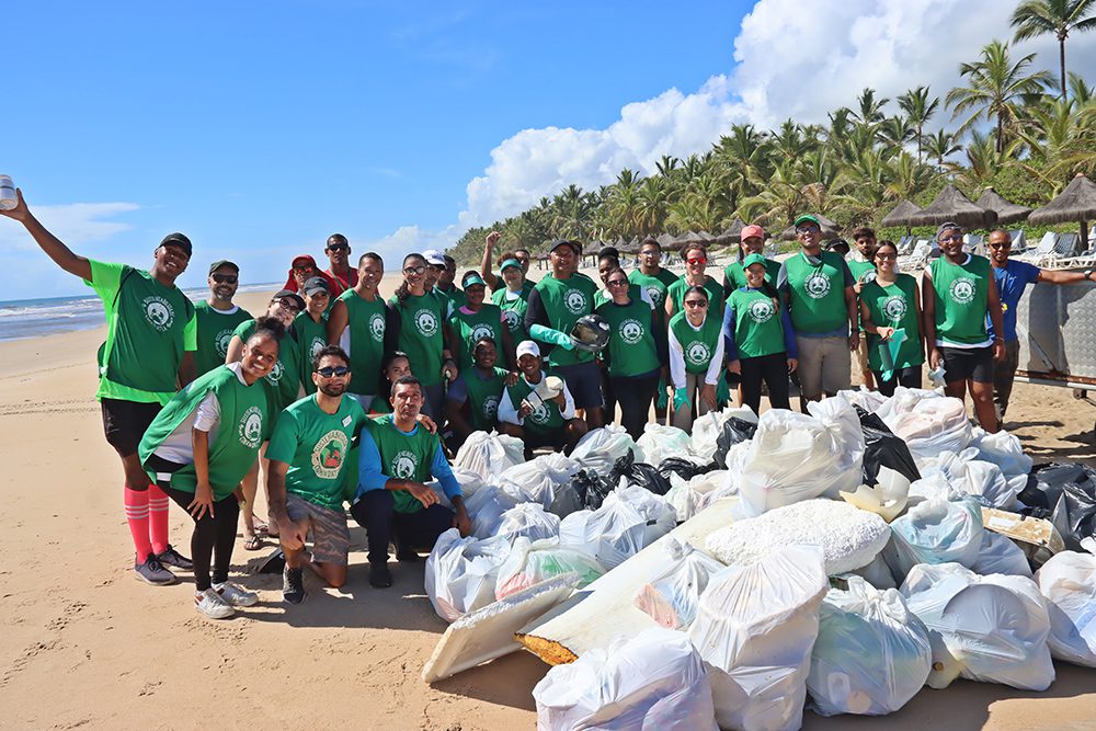 8ª Caminhada Ecológica de Limpeza da Praia de Comandatuba