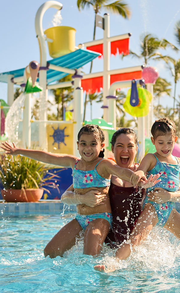 home mobile familia brincando na piscina comandatuba